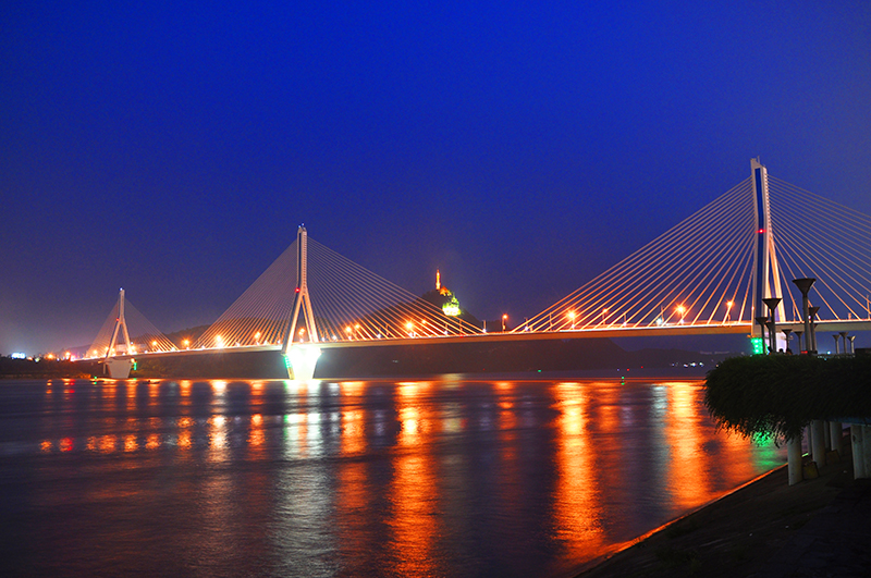 夷(yi)陵(ling)長(zhang)江(jiang)大(da)橋(qiao)